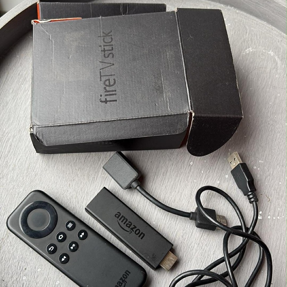Amazon Black Streaming Stick with Remote and HDMI Cable - Picture 5 of 5